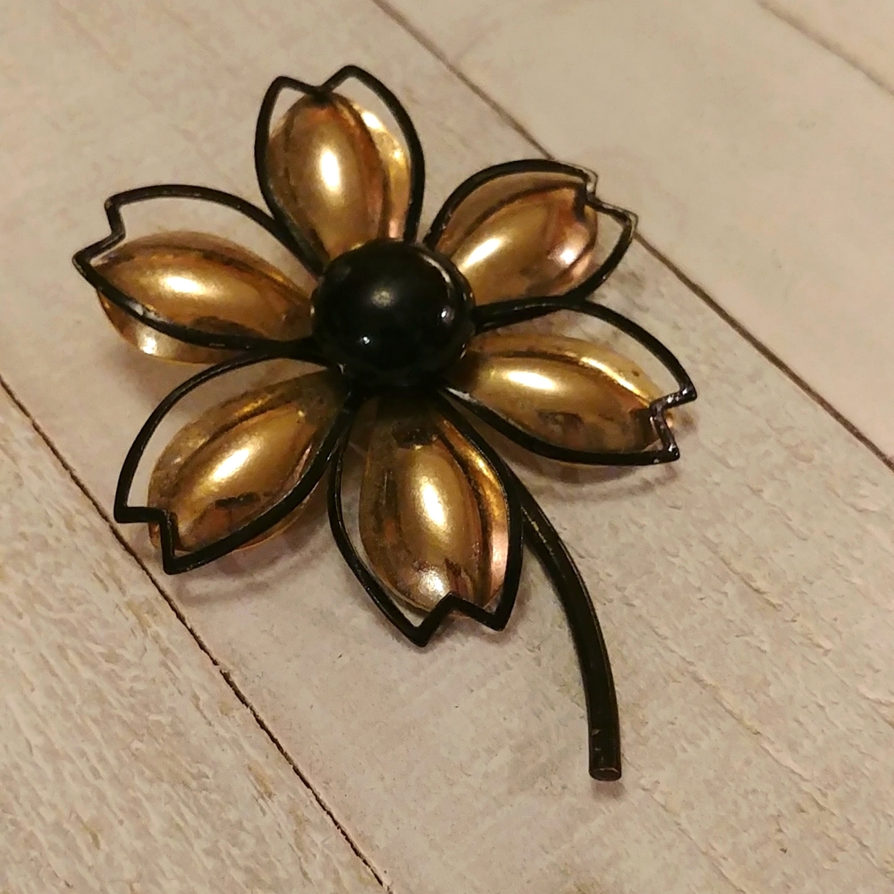 Vintage Style Flower Petal Brooch